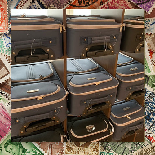 Spannende luxe koffer overvol met duizenden en duizenden postzegels uit alle delen van de wereld!